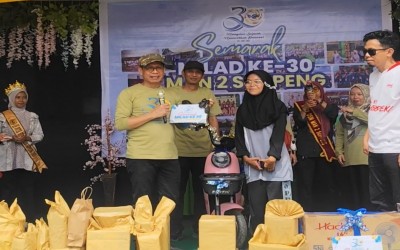 Ikut Langsung Jalan Sehat, Wakil Bupati Soppeng Meriahkan Puncak Milad 30 MAN 2 Soppeng.