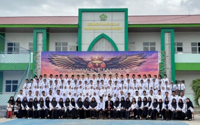 Vibe Haru Siswa MAN 2 Soppeng Pada Upacara Terakhir bertajuk melangitkan cita